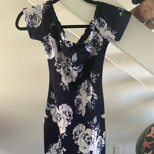 Tight blue classy dress with roses